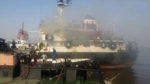 بالصور.. السيطرة على حريق احد السفن بميناء الزيتيات ..وشحاتة يثني على جهود الحماية المدنية