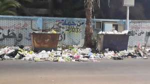بالفيديو..نباشين القمامة يبعثرون القمامة في الشارع خارج الصندوق أثناء احتفال 6 اكتوبر بالسويس