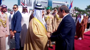 الرئيس السيسي يودع ملك البحرين بمطار القاهرة الدولي