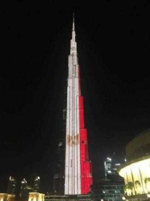 علم مصر على برج خليفة احتفالا بأكبر قافلة مساعدات على مستوى العالم