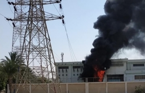 صور.. حريق باحدى وحدات محطة كهرباء قرية عامر بطريق السويس- الاسماعيلية