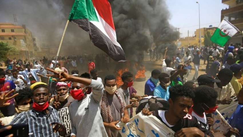 مظاهرات عارمه في السودان امام قياده الجيش