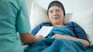 حلقت شعرها لدعم مرضى السرطان.. فتلقت “عقوبة قاسية”