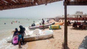 إقبال كبيرعلي شاطئ السويس العام في ثاني أيام العيد وفنادق وقرى السخنة تسجل 100% اشغال