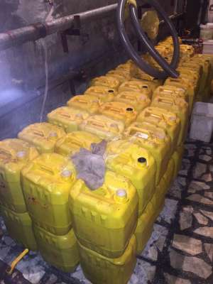 ضبط 42 طن زيت طعام غير صالح للاستهلاك الآدمى داخل مصنع غير مرخص بمدينة السلام بالسويس