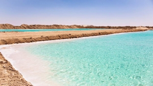 بحيرات الملح بواحة سيوة ... من اجمل الاماكن في مصر