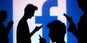 أول رئيس لفيس بوك يحذر من خطر وسائل التواصل الاجتماعي