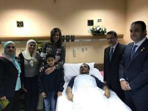 وزيرة الهجرة تزور المواطن المصري ضحية الإعتداء الوحشي بالكويت
