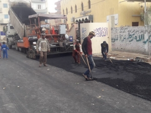 صور .. حي الاربعين بالسويس يرفع كفاءة شارع عمر بن عبد العزيز وبدء أعمال الرصف