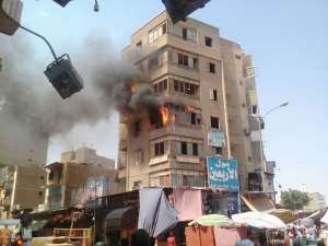 بالصور: حريق في الفندق القديم بشارع احمد عرابي بالسويس