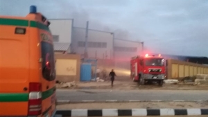 حريق بمصنع مفروشات بالمنطقة الصينية في السويس والدفع بـ 5 سيارات إطفاء