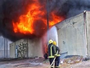 اندلاع حريق في مصنع بلاستيك بالعاشر والدفع ب 12 سيارة إطفاء