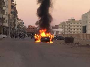 صورة اليوم .. اشتعال النيران بسيارة ملاكي امام جامعة السويس بمدينة السلام