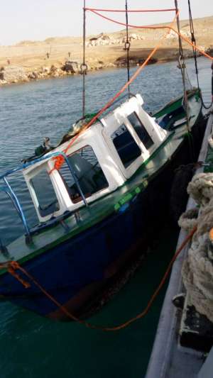 بالصور.. الانقاذ البحري بهيئة قناة السويس بالسويس يتمكنون من انتشال اللنش&quot;كروان&quot; الغارق بجنيفة