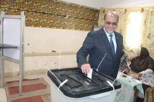 نائب السويس طارق متولي يدلي بصوته بمدرسة محمد حافظ الابتدائيه