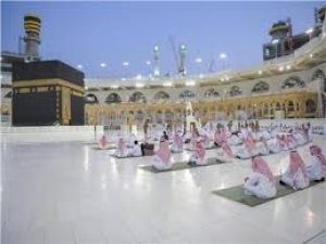 السعودية تعيد صلاة الجمعة والجماعة بالمساجد بدءا من الأحد‎