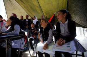 اطفال فلسطين يقاومون الأحتلال الأسرائيلي بالتعليم داخل الخيام