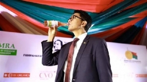رئيس مدغشقر يعلن التوصل لعلاج يشفي من كورونا.. ويجربه بنفسه