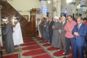 محافظ السويس ومدير الامن والقيادات والسوايسة يؤدون صلاة عيد الفطر المبارك بمسجد الغريب