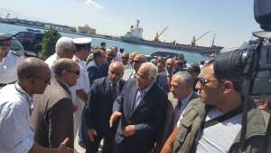 وزير النقل يشاهد اجراءات الهيئة لتشغيل ميناء بور توفيق ويؤكد الانتهاء من طريق السويس- القاهرة نهاية اغسطس