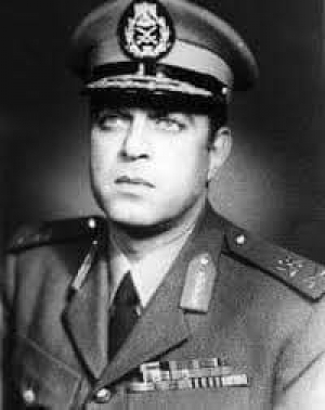 المشير احمد بدوي   قائد الفرقة السابعة مشاة بحرب أكتوبر و وزير الدفاع السابق