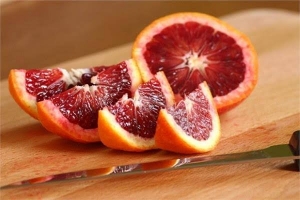 يحد من السمنة ويحمي من السرطان.. فوائد مذهلة لـ«البرتقال أبو دمه»