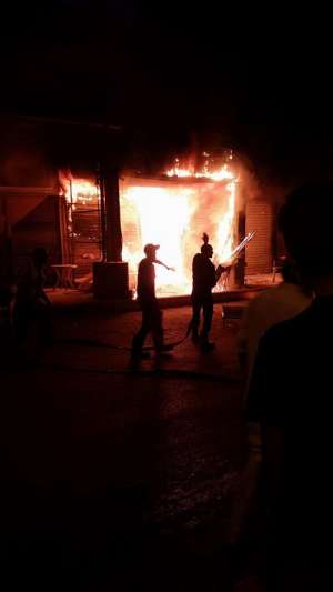 صورة اليوم :حريق هائل بمحل بويات بالحرفيين و4 سيارات تابعة لحماية السويس المدنية تسيطر عليه