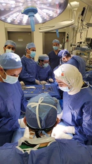 طبيب مصري يعيد يدا مبتورة لعامل.. «قطعتها مكنة حديد »