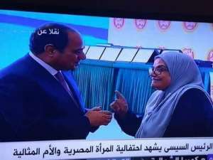 السيسي يمنح وسام الكمال للدكتورة عزيزة الأم المثالية لذوى الاحتياجات الخاصة بالسويس