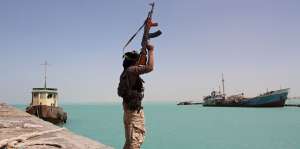 الحوثيون يهددون باستهداف الملاحة في البحر الأحمر