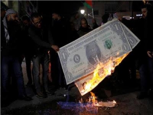 متظاهرون فلسطينيون يحرقون صورة «ترامب» في رام الله