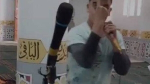 مقطع فيديو لشاب يغني ويرقص داخل مسجد والأجهزة الأمنية تلاحقه