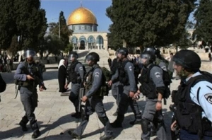 قوات الاحتلال الإسرائيلي تقتحم المسجد الأقصى وتطرد المصلين منه