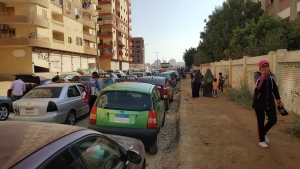 صور..ابراج الزراير تغلق جانب من شارع مجمع المدارس وتعيق حركة المواطنين والسيارات