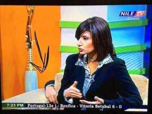 ظهور يد خلف مذيعة بقناة Nile Tv