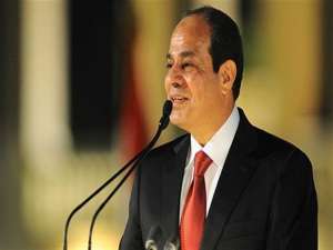 وزير الاتصالات يهدي السيسي أول تليفون محمول &quot;صنع في مصر&quot;