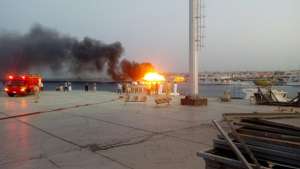 بالصور..السيطرة على حريق ثلاث لنشات سياحية بمنطقة القزق بجوار ميناء الغردقة