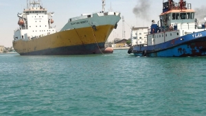 موانئ البحر الاحمر تقوم بتنفيذ عملية قطر خاصة للسفينة Egyptian Dignity العاطلة بميناء بورتوفيق