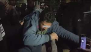 صورة اليوم..شباب الاربعين يلقنون لصين علقة ساخنة ويسلمونهم للشرطة بسبب خطف حقيبة فتاة