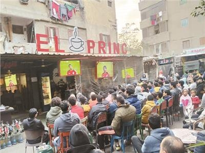 المصريون بالشوارع والمقاهى للإحتفال بالفوز على المغرب