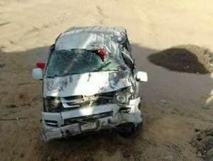 بالصور:انقلاب سيارة ميكروباص وسقوطها على جانب الطريق واصابة 3 بطريق السخنة -السويس