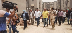 صقر يتابع أعمال رفع كفاءة المدن السكنية القديمة بمحافظة السويس