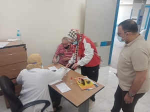 بالصور الحفناوى يتابع سير العمل بمركز مبارك للمصل واللقاح ويستمع  لاراء المواطنين عن الخدمات المقدمة