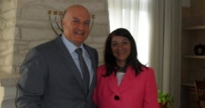 بسبب صورتها مع سفير اسرائيل ...بلاغ للنائب العام ضد منى البرنس المفصولة من اداب السويس