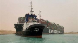 رئيس قناة السويس: قطر السفينة الجانحة للبحيرات الكبرى بعد تحريكها