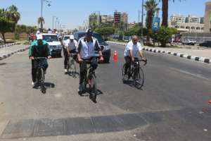 حامد يطلق إشارة بدء سباق دراجات للهواة بمشاركة 250 متسابقاً بالسويس