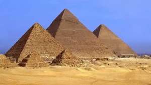 اعلن في مصر عن اكتشاف ثلاثة أحجار ساخنة في الجانب الشرقي لهرم خوفو