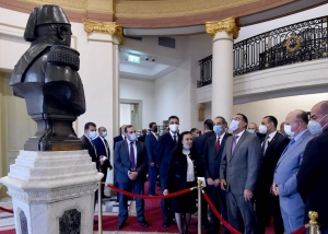 بالصور : رئيس الوزراء يتفقد أعمال تطوير مبنى متحف البريد المصري التاريخي بالعتبة