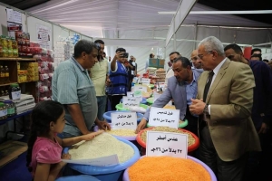 صقر يفتتح معرض مستلزمات الأسرة المصرية من السلع والمنتجات الغذائية بارض المعارض بتخفضيات تصل إلى 30 %