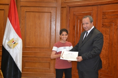 رئيس الجامعة يكرم الطفل أنس ياسر الحاصل على المركز الأول في مسابقة معرض القاهرة الدولي للابتكار